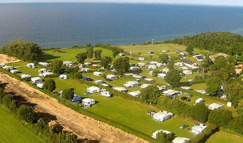 Augustenhof Strand Camping ligt direct aan het strand en is omgeven door prachtige natuur, aan de noordkant van Als.