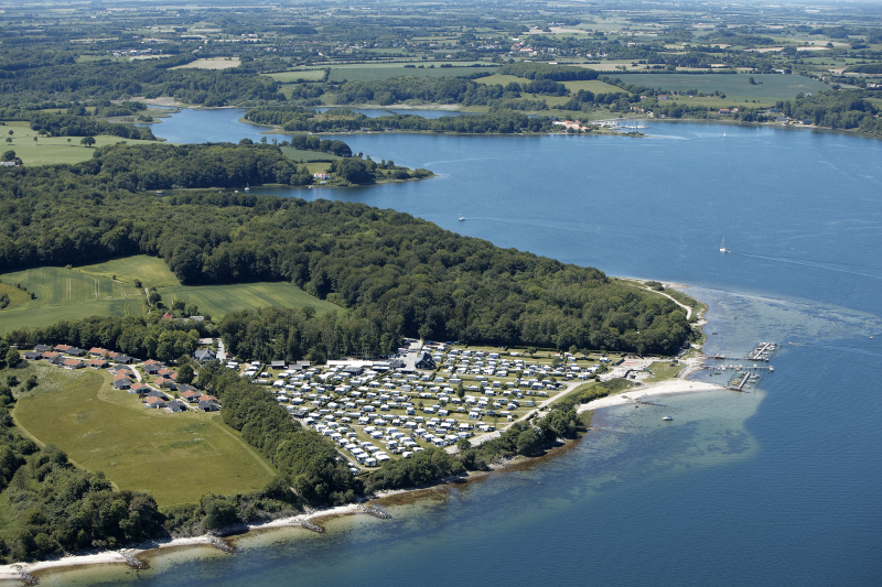 De camping ligt midden in de prachtige natuur aan de noordkust van Løjtland bij de Kleine Belt – omgeven door bos, strand en water.