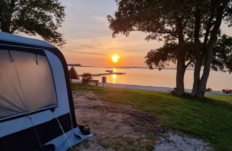 Bij ons ben je omringd door zee – aan maar liefst drie kanten.  
Met directe toegang tot het mooiste kindvriendelijke strand.