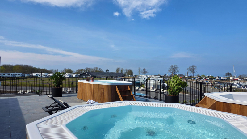 Gelegen direct aan de stad, het strand en de jachthaven, als enige camping op Funen. De camping is verdeeld in twee gedeeltes en ligt in een rustige omgeving met een fijne sfeer en goede beschutting.