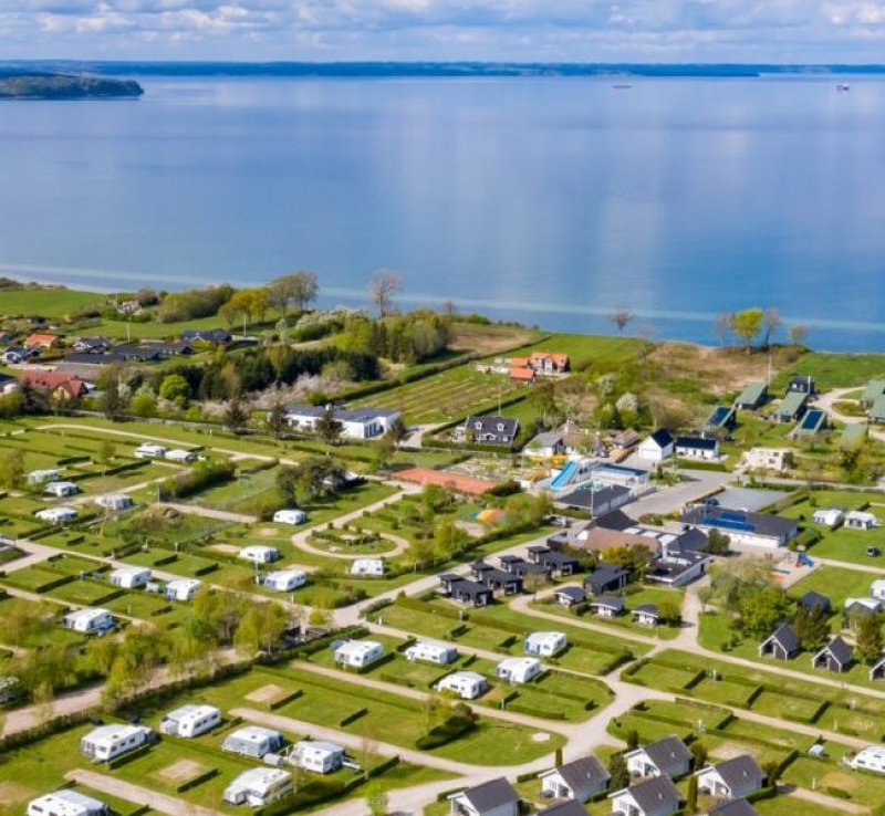 Welkom in het gezellige hoekje van Funen. Waar je geniet van een betoverend uitzicht op de Lillebælt, een leuk waterpark en nog veel meer.
