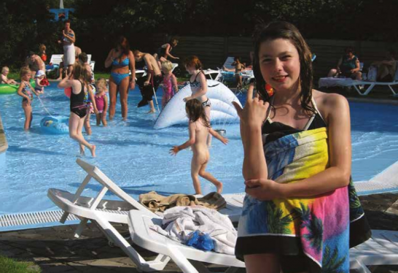 Uniek beplante familieplek met perfecte beschutting en directe toegang tot bos en strand.