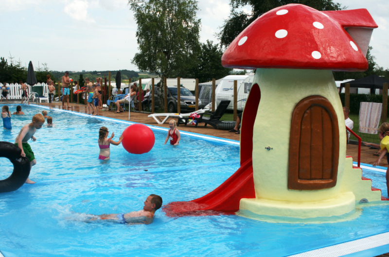 Slechts zeven kilometer buiten Holbæk, midden op Seeland, vind je First Camp Tempelkrogen. Deze camping biedt alles: van prachtige, idyllische natuur tot uitstekende faciliteiten en activiteiten voor het hele gezin. De camping ligt met uitzicht op het binnenste deel van de Isefjord.