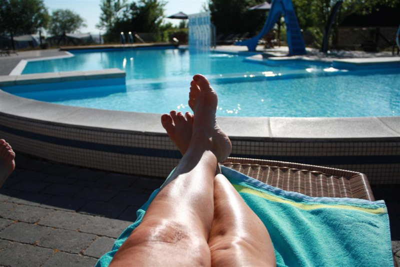 Buitenbad met kinderbad, bubbelzone, glijbaan en heerlijk zonneterras.