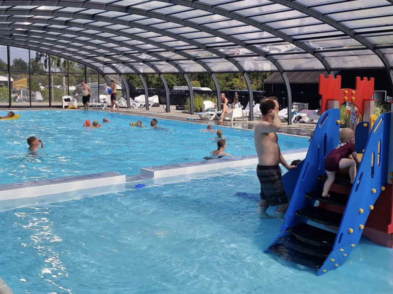 Hier is het weer nooit een excuus om geen plezier te hebben. We hebben een strand, een overdekt zwembad en een verwarmd bubbelbad.