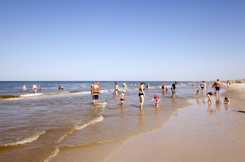 De camping ligt op slechts 700 meter van een van Europa’s mooiste badstranden. Rondom de camping bevindt zich een prachtig natuurgebied met bos en strand.