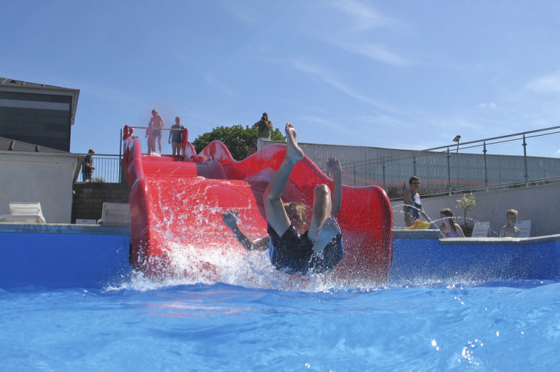 Gezelligheid, ontspanning en activiteiten in de oude appelboomgaard.