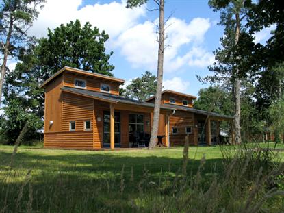 De hutten zijn gebouwd van larikshout.