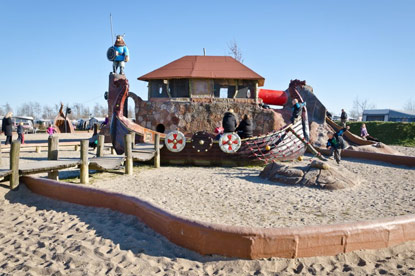 3 meter viking bewaakt Hasmark Strand Feriepark